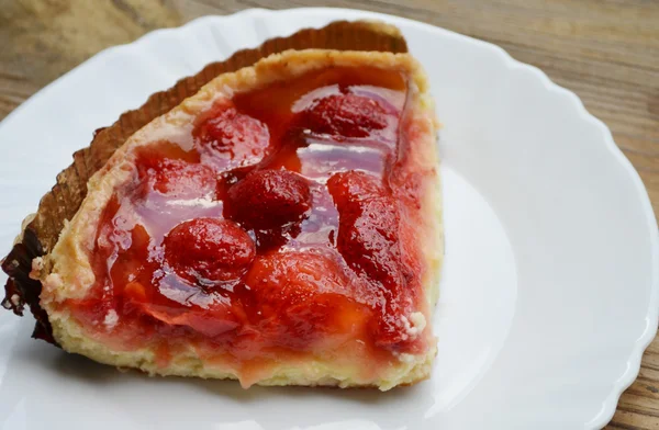 Ein Stück leckerer Erdbeerkuchen — Stockfoto