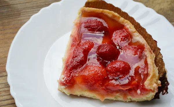 Ein Stück leckerer Erdbeerkuchen — Stockfoto