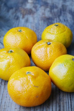 Tatlı ve ahşap masa üzerinde parlak mandalina