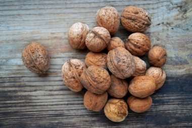 Çok sayıda sağlıklı ceviz kabuklarında