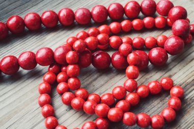 geleneksel Ukrayna kırmızı boncuk ahşaptan yapılmış yuvarlak