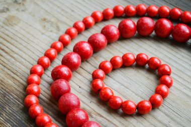 geleneksel Ukrayna kırmızı boncuk ahşaptan yapılmış yuvarlak