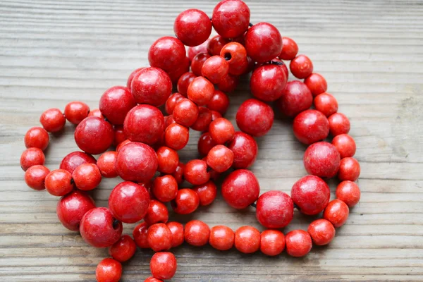 Abalorio rojo redondo tradicional ucraniano hecho de madera —  Fotos de Stock