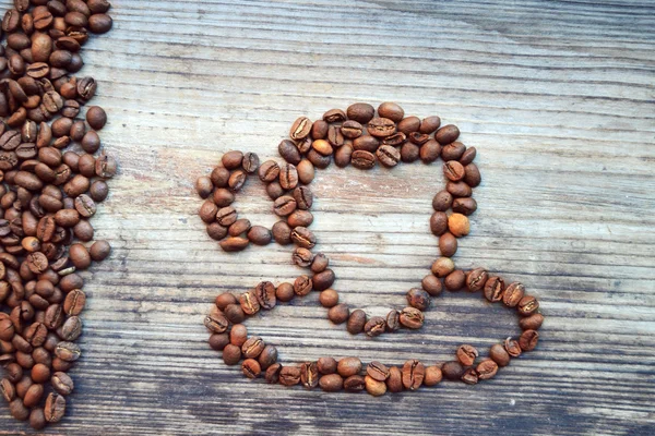 Tasse ou tasse faite de beaucoup de grains de café torréfiés — Photo