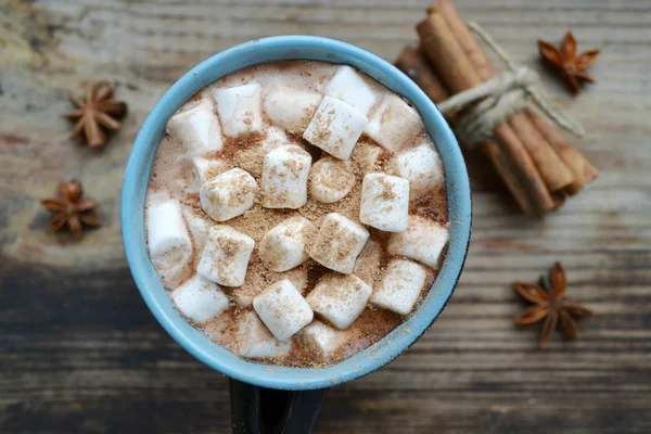 Zwarte en blauwe kopje warme chocolademelk met marshmallows, steranijs en kaneel — Stockfoto