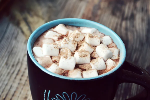 Fekete és kék csésze forró kakaót a marshmallows, a csillagánizs, a fahéj — Stock Fotó