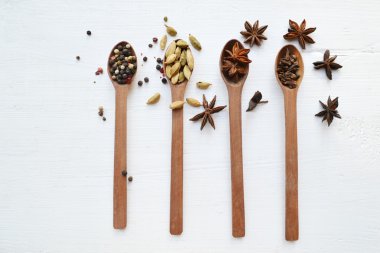 Dört kaşık farklı baharatlar - kakule, anason yıldız ve biber tam