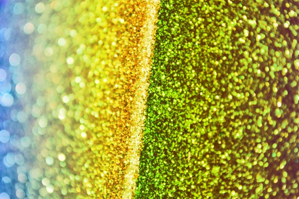 Fundo verde embaçado brilhante e abstrato com brilho dourado — Fotografia de Stock