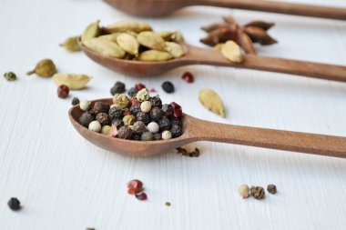 Dört kaşık farklı baharatlar - kakule, anason yıldız ve biber tam