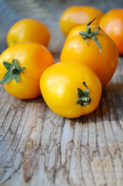Eski ahşap arka plan üzerinde büyük sarı domates