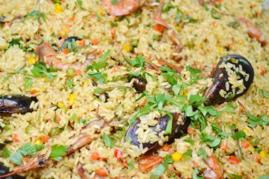 Büyük metal çanak İspanyol paella midye ve karides karides ile tam