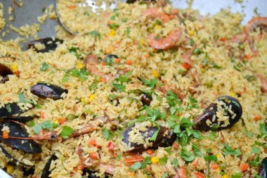 Büyük metal çanak İspanyol paella midye ve karides karides ile tam