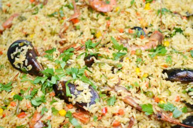 Büyük metal çanak İspanyol paella midye ve karides karides ile tam