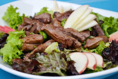 Elma ve ördek fileto lezzetli salata