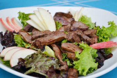 Elma ve ördek fileto lezzetli salata