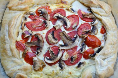 Pasta Domates ve mantar ile