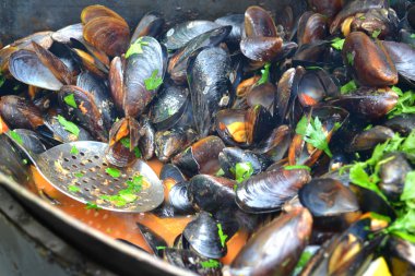 Maydanoz ile pişmiş lezzetli midye