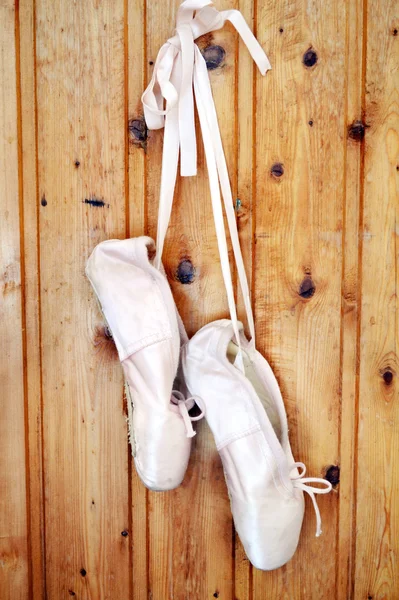 Παλιά φθαρμένα pointe ροζ παπούτσια για μπαλέτο — Φωτογραφία Αρχείου