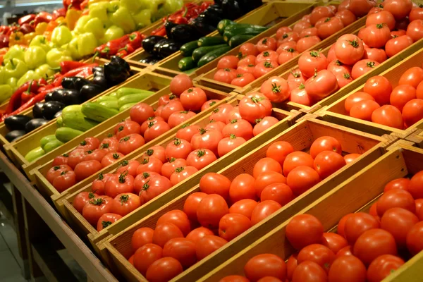 Produtos hortícolas no supermercado — Fotografia de Stock