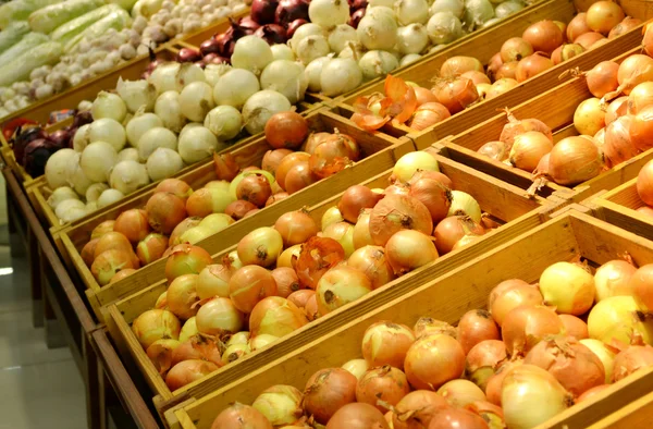 Produtos hortícolas no supermercado — Fotografia de Stock