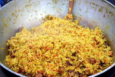 Tencereye Özbek pilavı ile