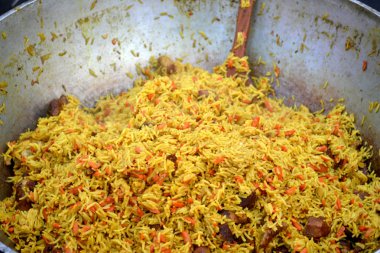 Tencereye Özbek pilavı ile