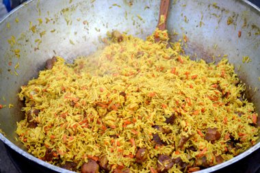 Tencereye Özbek pilavı ile