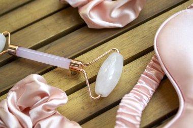 Cilt bakımı için pembe kuvars masaj silindiri