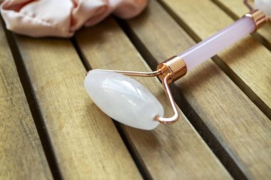 Cilt bakımı için pembe kuvars masaj silindiri