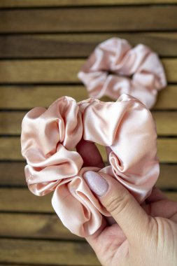 Yumuşak, ipeksi, pembe saç tokası.