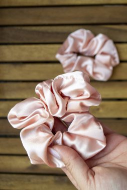 Yumuşak, ipeksi, pembe saç tokası.