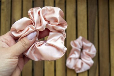 Yumuşak, ipeksi, pembe saç tokası.