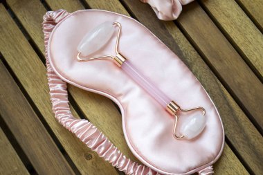 Uyku maskesinde pembe kuvars masaj silindiri