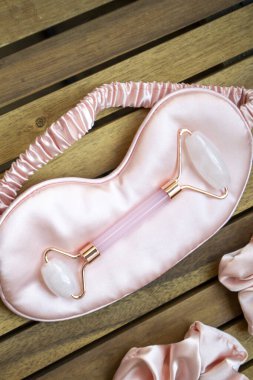 Uyku maskesinde pembe kuvars masaj silindiri
