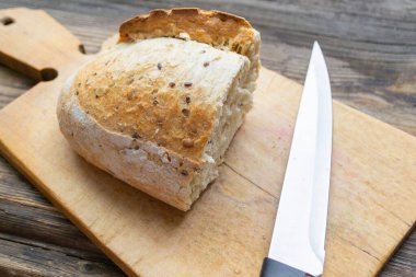 Ev yapımı taze pişmiş ekmek, bıçakla ve kesme tahtasıyla.