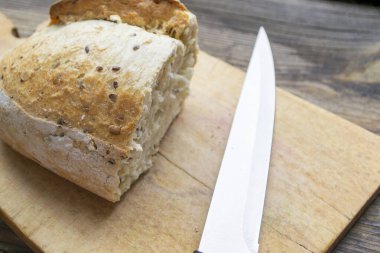 Ev yapımı taze pişmiş ekmek, bıçakla ve kesme tahtasıyla.