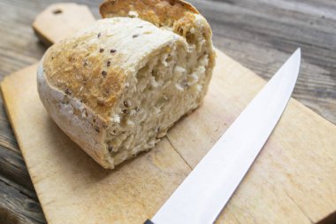 Ev yapımı taze pişmiş ekmek, bıçakla ve kesme tahtasıyla.