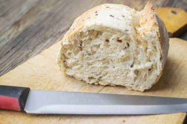 Ev yapımı taze pişmiş ekmek, bıçakla ve kesme tahtasıyla.