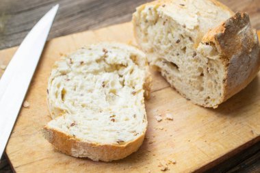 Ev yapımı taze pişmiş ekmek, bıçakla ve kesme tahtasıyla.