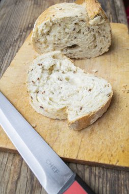 Ev yapımı taze pişmiş ekmek, bıçakla ve kesme tahtasıyla.