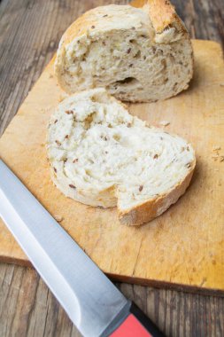 Ev yapımı taze pişmiş ekmek, bıçakla ve kesme tahtasıyla.