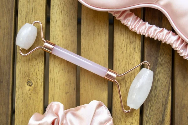 Cilt bakımı için pembe kuvars masaj silindiri