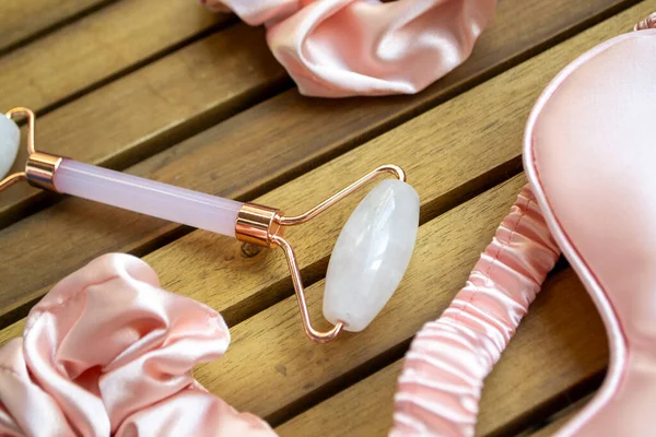 Cilt bakımı için pembe kuvars masaj silindiri