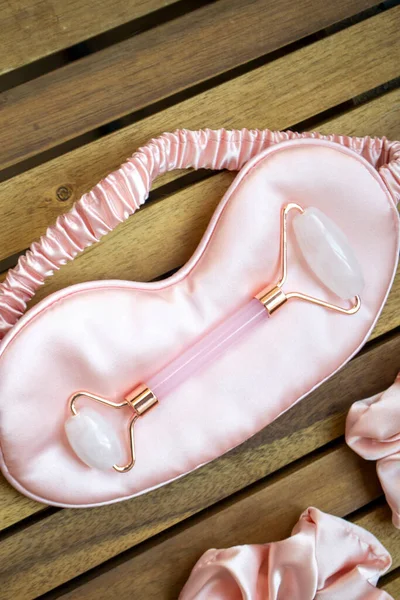 Uyku maskesinde pembe kuvars masaj silindiri