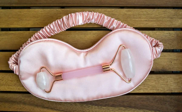 Uyku maskesinde pembe kuvars masaj silindiri