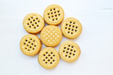 Tahta masada lezzetli çikolatalı kurabiyeler.