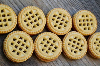 Tahta masada lezzetli çikolatalı kurabiyeler.