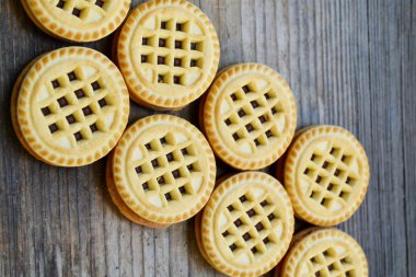 Tahta masada lezzetli çikolatalı kurabiyeler.