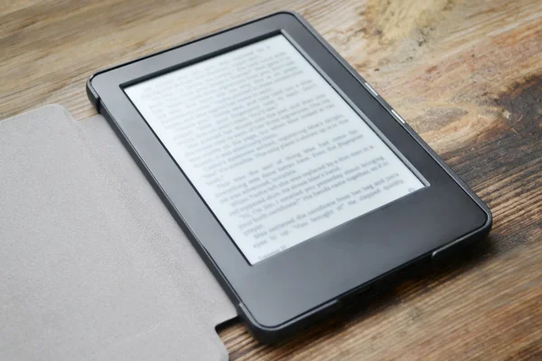 Ahşap masa üzerinde siyah ereader