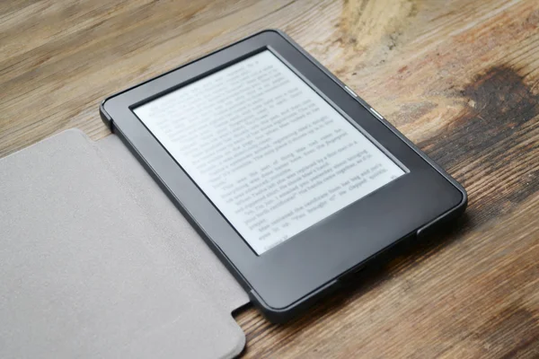 Ahşap masa üzerinde siyah ereader